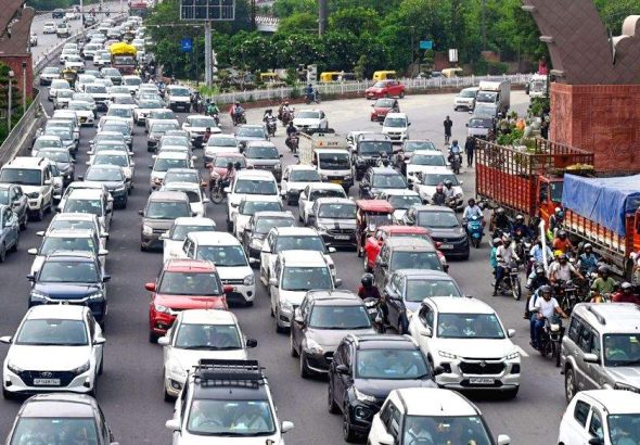 vehicles-stuck-in-a-heavy-traffic-jam-at-noida-1768511-137111741
