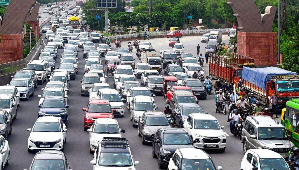 vehicles-stuck-in-a-heavy-traffic-jam-at-noida-1768511-137111741